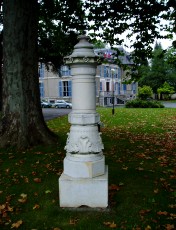 A l'entrée de l'Hôtel de Ville