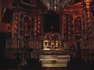 Le retable avec au centre le maître-autel et le tabernacle.