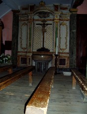 Fonts baptismaux avec les premiers bancs d'église...