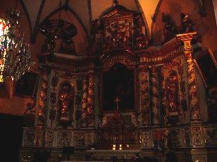 Le retable avec au centre le maître-autel et le tabernacle.