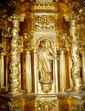 Le maître-autel en bois sculpté