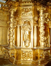 Le maître-autel en bois sculpté