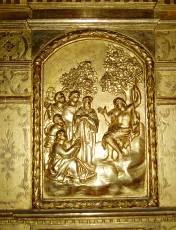 Sur le maître-autel, en bois sculpté la prédication de Saint Jean-Baptiste