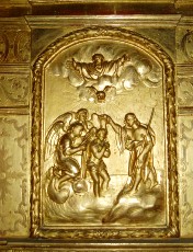 Le maître-autel en bois sculpté