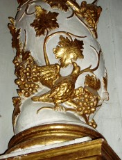 Ornement du retable où picorent les colombes