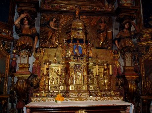 Tabernacle, oeuvre de Jean Ier Ferrère qui a reproduit en réduction la structure très architecturée du retable