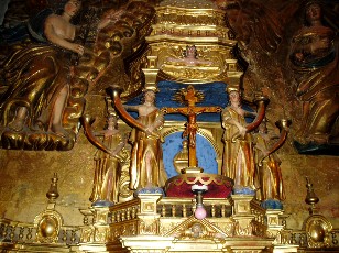 Tabernacle, oeuvre de Jean Ier Ferrère qui a reproduit en réduction la structure très architecturée du retable