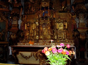 Tabernacle, oeuvre de Jean Ier Ferrère qui a reproduit en réduction la structure très architecturée du retable