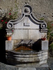 Fontaine contre l'église